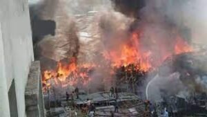 বঙ্গবাজারে দাউ দাউ করে জ্বলছে আগুন , আগুন ছড়িয়ে পড়েছে আশেপাশেআর ভবনেও
