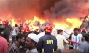 বঙ্গবাজারে দাউ দাউ করে জ্বলছে আগুন , আগুন ছড়িয়ে পড়েছে আশেপাশেআর ভবনেও