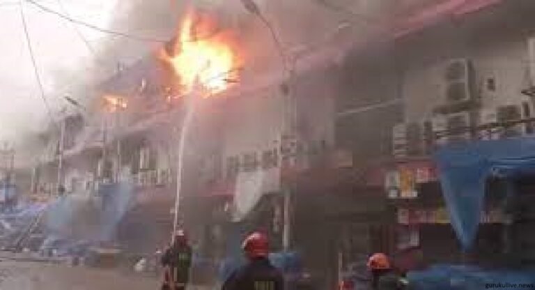 রাজধানীর নিউ সুপার মার্কেট ভবনে আগুন, নিয়ন্ত্রণে কাজ করছে ফায়ার সার্ভিসের ৩০টি ইউনিট