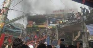 রাজধানীর নিউ সুপার মার্কেট ভবনে আগুন, নিয়ন্ত্রণে কাজ করছে ফায়ার সার্ভিসের ৩০টি ইউনিট
