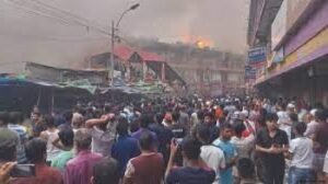 রাজধানীর নিউ সুপার মার্কেট ভবনে আগুন, নিয়ন্ত্রণে কাজ করছে ফায়ার সার্ভিসের ৩০টি ইউনিট