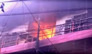 রাজধানীর নিউ সুপার মার্কেট ভবনে আগুন, নিয়ন্ত্রণে কাজ করছে ফায়ার সার্ভিসের ৩০টি ইউনিট