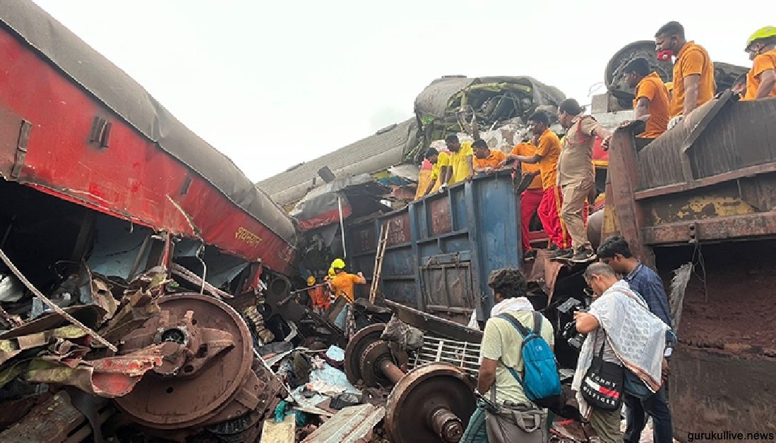 ভারতে ট্রেন দুর্ঘটনায় নিহতের সংখ্যা বেড়ে ২৮০ : রাজ্যে একদিনের শোক ঘোষণা 4 ভারতে ট্রেন দুর্ঘটনায় নিহতের সংখ্যা বেড়ে ২৮০ : রাজ্যে একদিনের শোক ঘোষণা