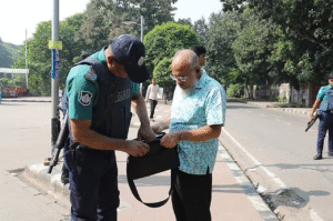 ধ্বংসপ্রাপ্ত ৩২ নম্বরে পুলিশ ও জুলাই পন্থিদের কঠোর প্রহরা (2)