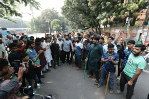 ধ্বংসপ্রাপ্ত ৩২ নম্বরে পুলিশ ও জুলাই পন্থিদের কঠোর প্রহরা (4)